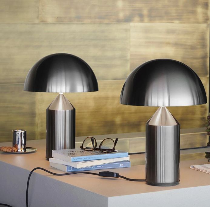 Lámpara de Mesa Atollo de Oluce - Modelo Pequeño en Metal, Elegancia Geométrica y Funcionalidad