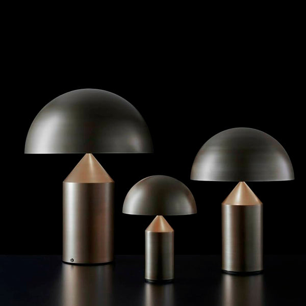 Lámpara de mesa Atoll by Oluce - Modelo grande de metal, diseño icónico y atemporal