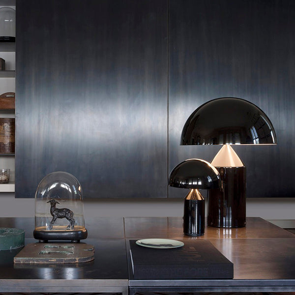 Lámpara de mesa Atoll by Oluce - Modelo grande de metal, diseño icónico y atemporal