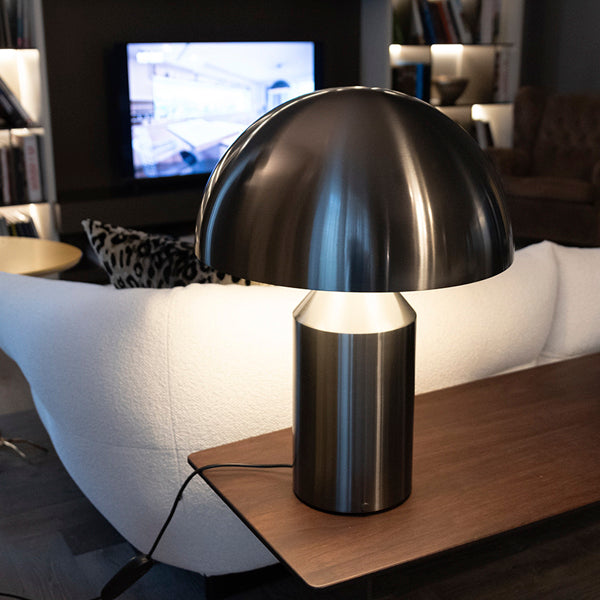 Lámpara de mesa Atollo di Oluce - Modelo mediano en metal, elegancia geométrica y atemporal