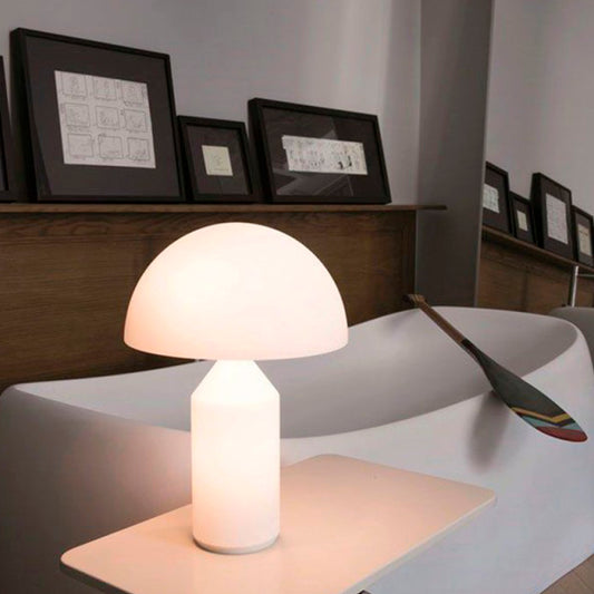Lámpara de Mesa Atoll by Oluce - Modelo Pequeño en Vidrio, Elegancia Compacta y Luz Difusa