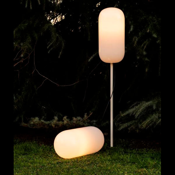 Artemide Gople Outdoor Bollard Una lanterna contemporanea che accarezza la notte