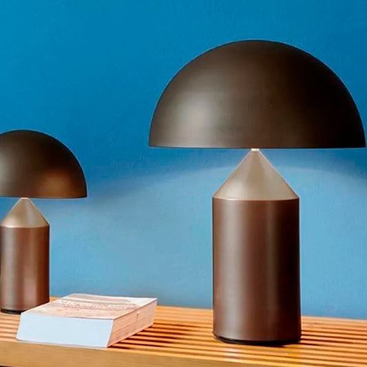 Lámpara de mesa Atollo di Oluce - Modelo mediano en metal, elegancia geométrica y atemporal