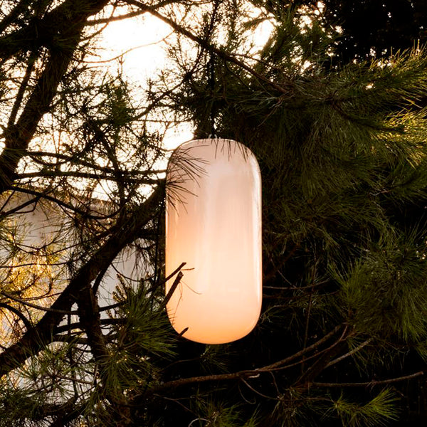Artemide Gople Outdoor Bollard Una lanterna contemporanea che accarezza la notte